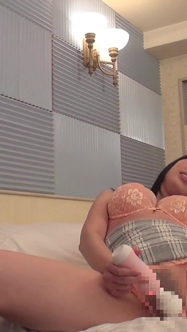 Strix: Arisa - Sexo em primeiro plano: uma gata tímida e pequena...