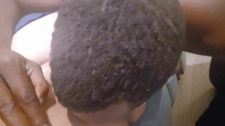 Real homemade BBW BBC porn: 老公舔我湿漉漉的粉色阴户