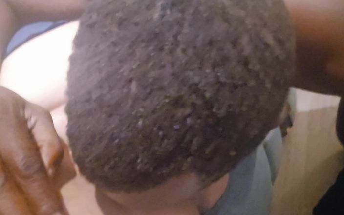 Real homemade BBW BBC porn: 老公舔我湿漉漉的粉色阴户