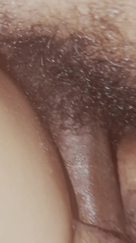 饥渴的情色晨间操逼和我的女孩。天然巨乳和多毛多汁的阴户