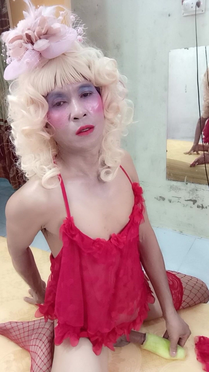 nguyen dang thien tri: Oanh Le Transgender Wearing Suggestive Clothes to Play with Cans...