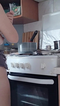 Sexy nahá manželka připravuje jídlo v kuchyni. Chlupatá brunetka, Velký zadek, Velké kozy.