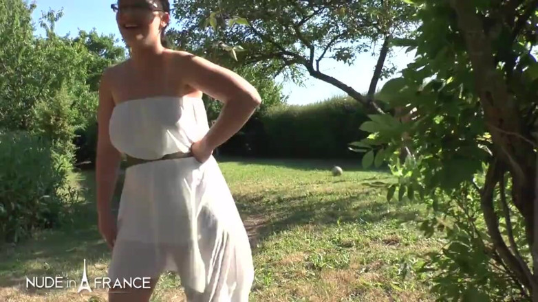 Nude in France: Una panterona bionda arrapata si fa martellare il culo e...