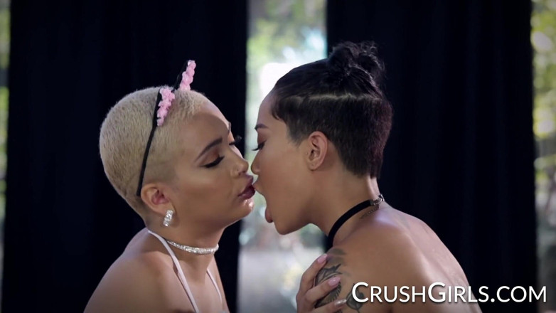 Crush Girls: Закохані дівчата - Хані Голд ловить свою зведену сестру Алію Хадід за мастурбацією