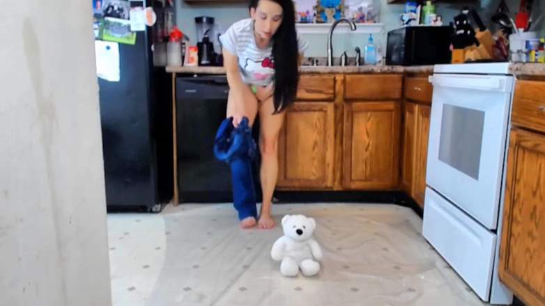Femdom Austria: Sie pisst auf ihrem teddy