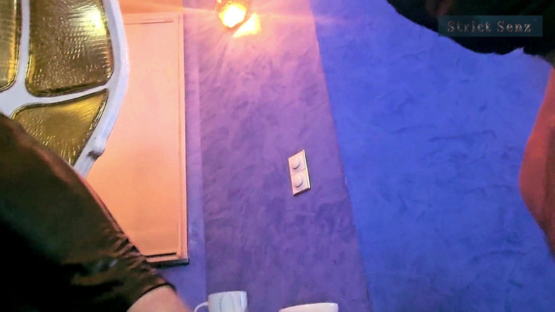 Strict Senz: 가죽 장갑을 끼고 독일 여주인이 맨손으로 냄새 나는 양말을 신은 Stina Stone 펨돔 발기