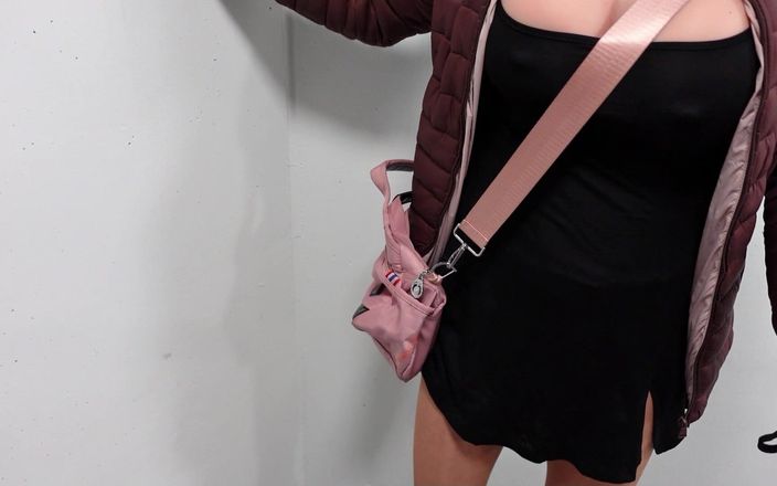 Loreley add: Cewek seksi dengan stoking seksi ini dientot habis-habisan sampai kencing...