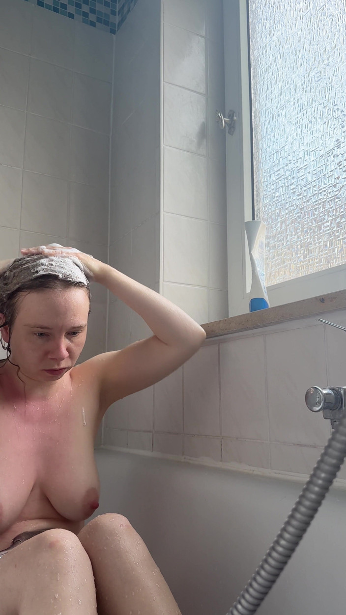 SweetLucy96: Kencing di dalam tab mandi