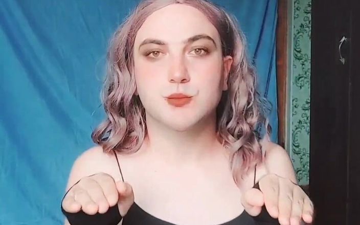 Kitty_Cross: Beyaz twink crossdresserkitty evde tek başına ateşli performans yapıyor