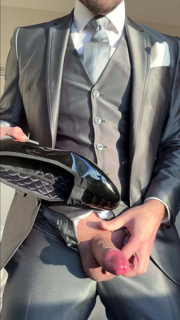 Master Shiny Shoes: Pan młody masturbuje się w pokoju hotelowym