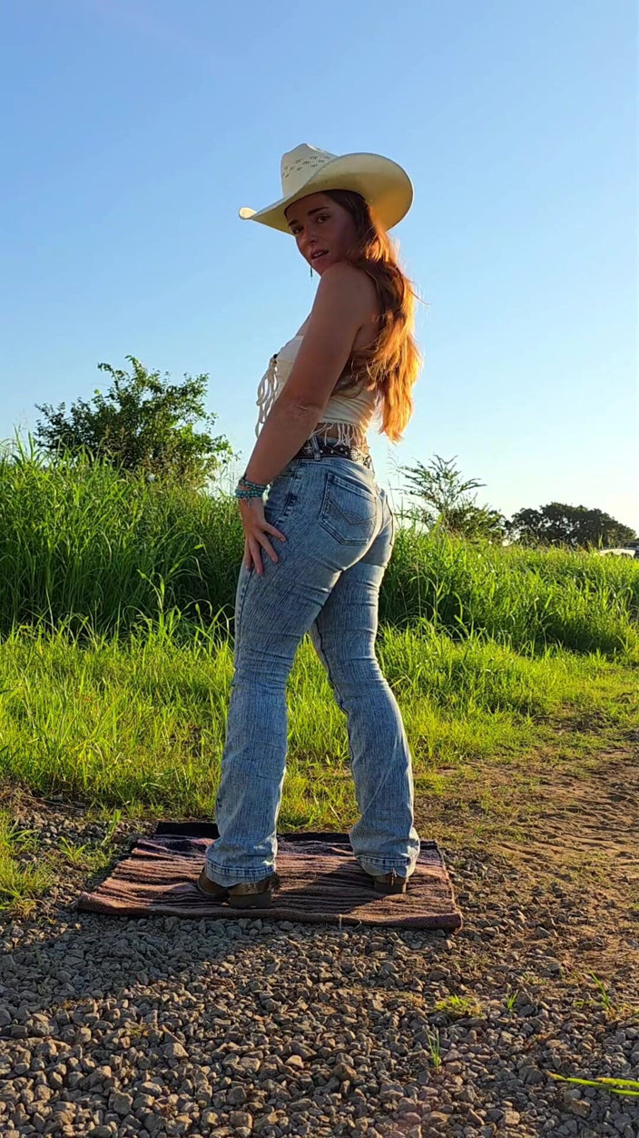 NaughtyRedFarmgirl: La rossa culona si spoglia lentamente dai vestiti da equitazione...