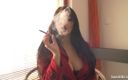 Smoke it bitch: Vermelha senhora sexy fumante