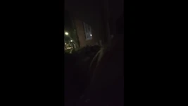 Al aire libre montando consolador, sacudidas y corriéndose en el trabajo