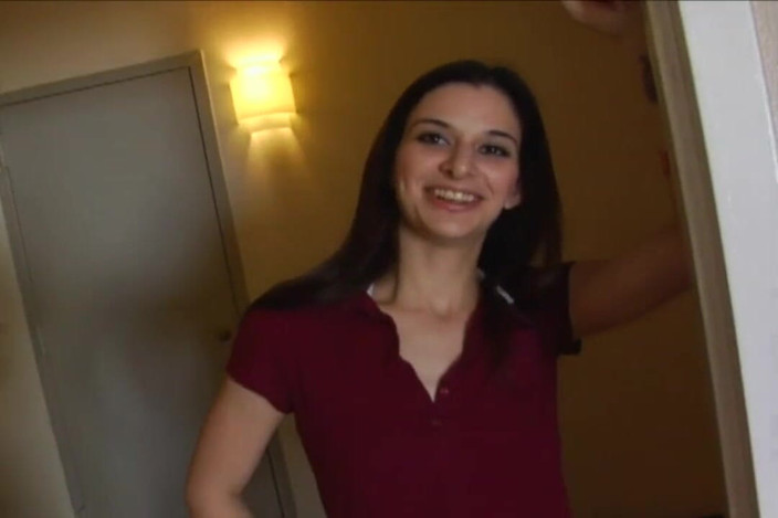 Young Sinner: Sie sieht dich an, während sie einen großen harten schwanz...