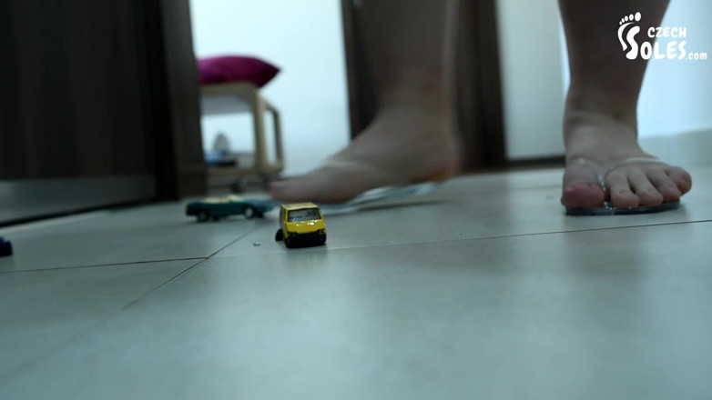 Czech Soles - foot fetish content: Gigantyczna dziewczyna miażdży samochody, jakby były zabawki