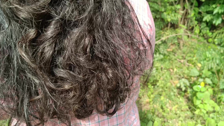 Wonder: Studentessa di college con uniforme lesbica all'aperto