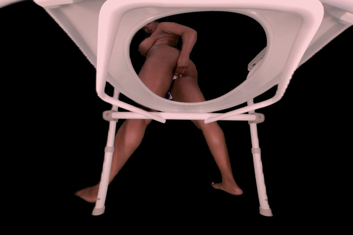 Ebony VR solos virtual reality adult films: Ébano pis en inodoro en primer plano - sucio culo lluvia...