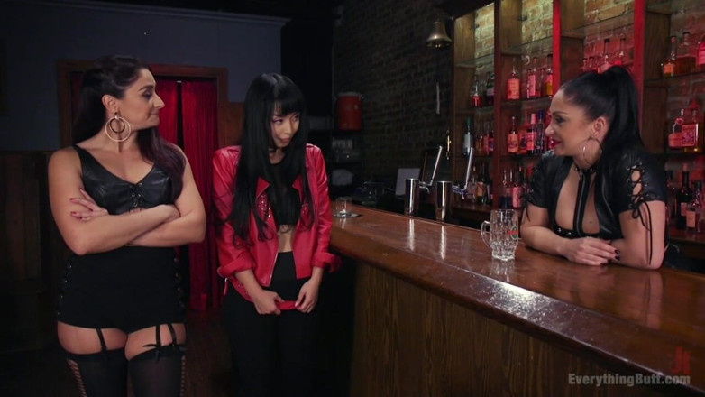 Everything Butt by Kink: Une belle motarde asiatique prospecte se fait sodomiser par des...