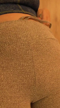 Maxi Pad를 착용하고 자위하고 레깅스를 입고 크고 섹시한 엉덩이를 과시하고 있습니다.