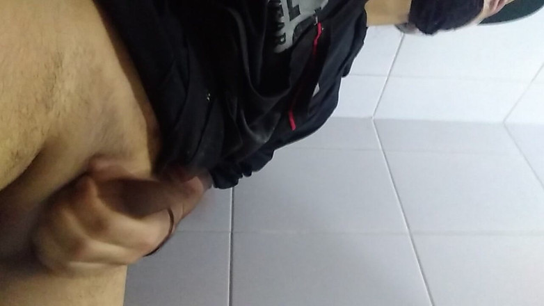 AlexAlejandro13: 남자가 욕실에 앉아 있다