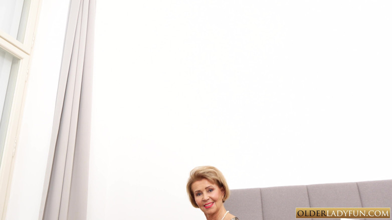 Older Lady Fun: Geile blonde oma neukt zichzelf in bed met een dildo