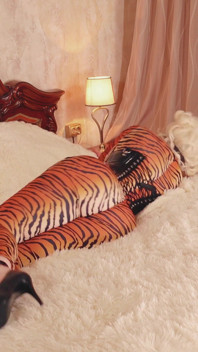 Devote MILF geknebelt und bondage im spandex-catsuit geklebt