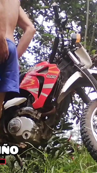 Cowok muda langsing dan seksi lagi asik mainin motor barunya sambil ngentot lubang pantatnya lebar-lebar
