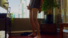Barefoot Blake: 窓の前で見せたり撫でたり