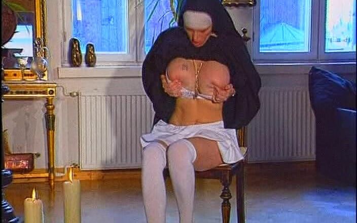 Vintage megastore: 솔로 섹스하는 거대한 젖탱이의 아슬 아슬한 수녀