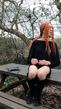 Pelirroja trans chica muestra su culo