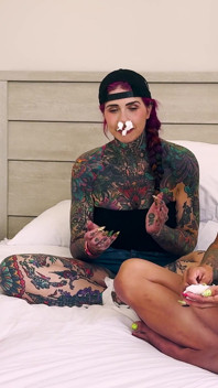 Trei fete într-un nonstop strânge în formă: Mars Solo, Inked2plz, Andi Wild