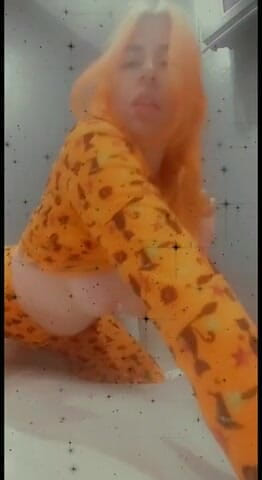 Lolafuccbunny: Pijamalı twerk azdırıyor ses yok