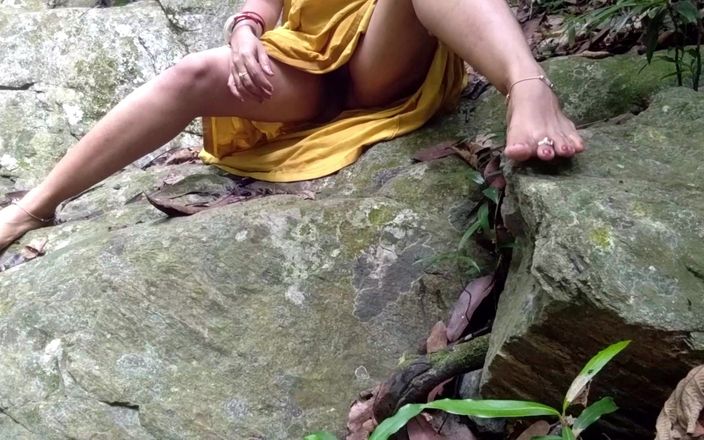 Step Mummy Sonali: インドの熟女女性と大きなディックの間の森で屋外異人種間の荒いセックス