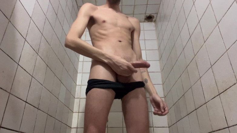 ARAB HUNG TWINK: Twink hung melancap di bilik air gim