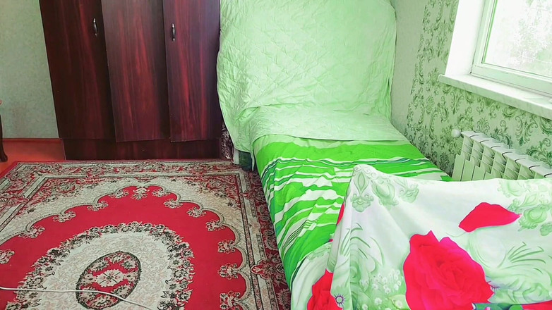 Kitty_Cross: Doce Femboy posando com câmera vintage no parque