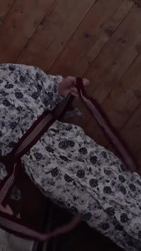 Plimbare cu sfârcurile goale în cazul în care ochii aglomerați strălucesc un vârf fierbinte și strâmt pe sfaturile ei obraznice, faza 4