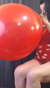 17' Grande balão vermelho explode