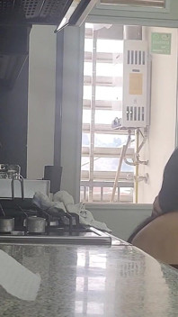 Ibu tiri yang bertetek besar dan berpantat besar, hanya peminat dalam ereksi perlahan, dapur lagi