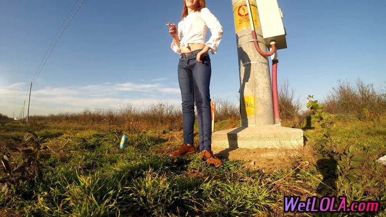 Wet Lola: Mojando sus jeans muy bien