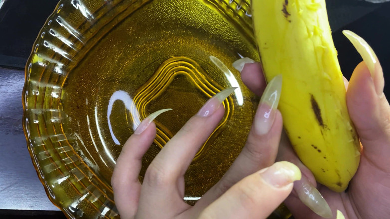 Goddess Li: 長いナチュラルネイルとバナナ