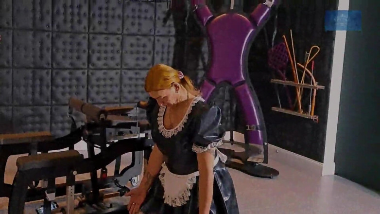Kinky Castle: 비 돔 커플에게 벌을 받는 Sissy Slavegirl Monique