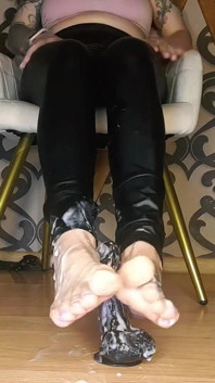 Bodymilk lady angela lagi asik footjob pakai dildo ukuran XL