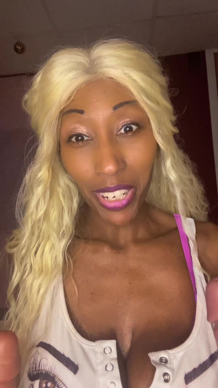 Tatiannasweets: Pirang mengisap kontol / dildo lebih baik daripada gadis-gadis lain?