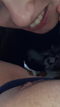 Ma copine après une longue séparation embrasse, lèche, suce, joue avec ma chatte