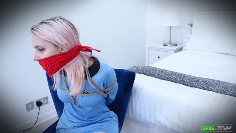 Gag Attack: Chloe Toy - Schwytany cosplayer Star Trek