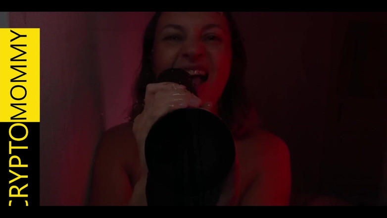 Crypto Mommy: Milf lambendo os olhos esguichando na garganta profunda