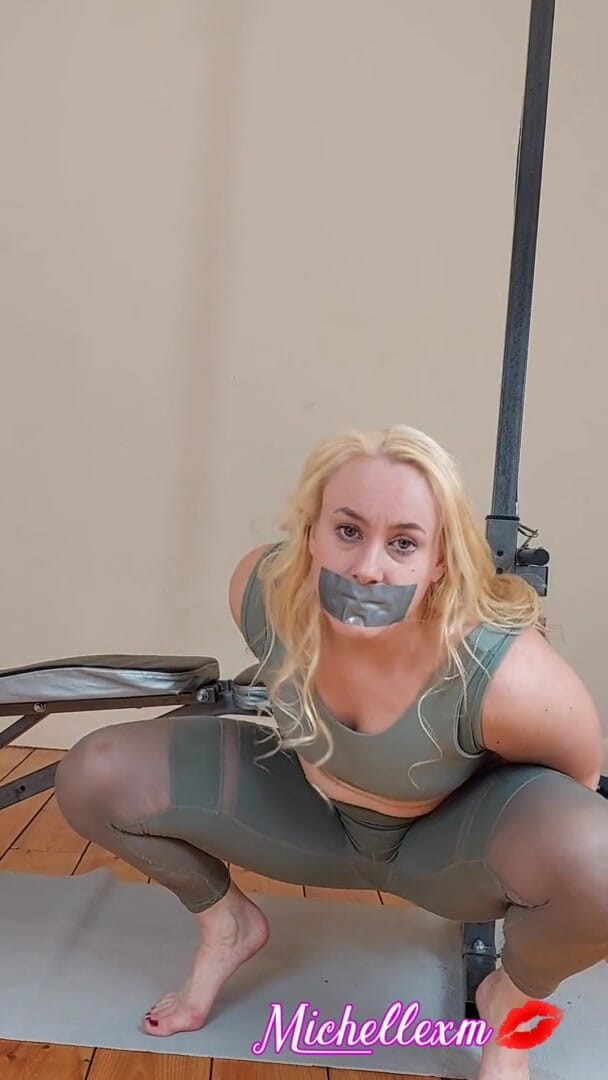 Michellexm: Bondage in palestra, ragazza muscolosa lotta per scappare