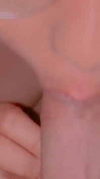 Je suce l’énorme bite de mon beau-père à minuit quand ma belle-mère était dans la salle de bain