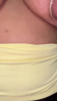 Pezón con enormes tetas lechosas