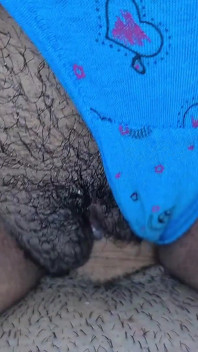Ngentot sama istri nakal yang tukang selingkuh ini: dia sange banget waktu lagi peras susu dan peras susunya sebagai pelumas